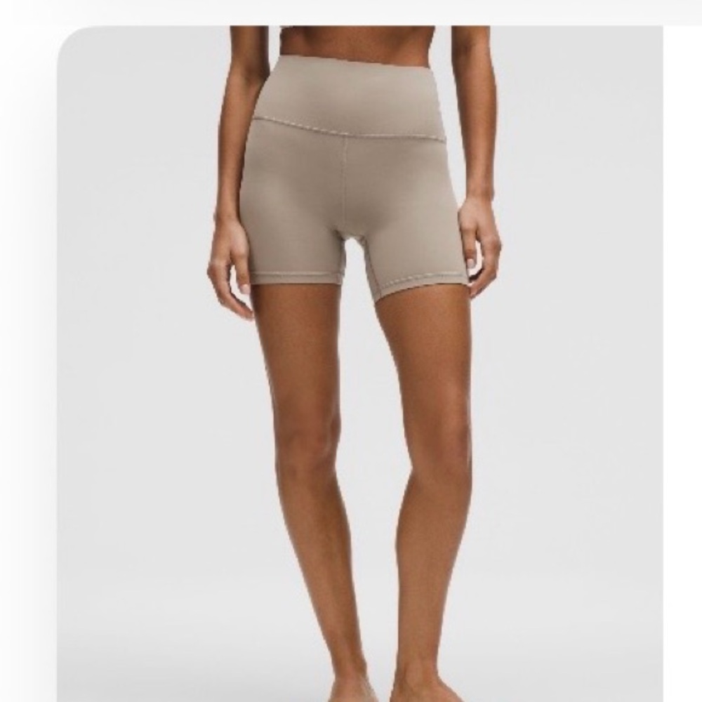 NWT lululemon Align™ High-Rise Short 6"
Colour Warm Ash Grey Size 10